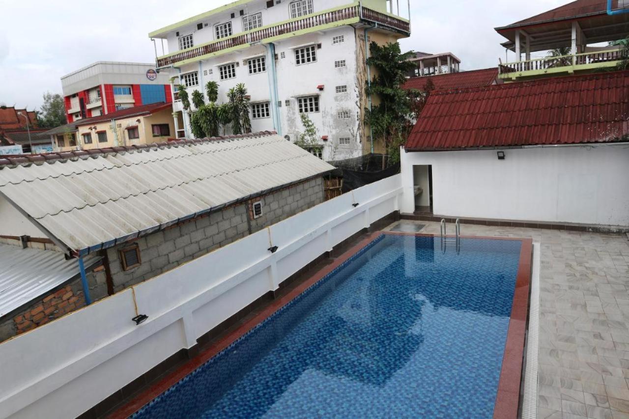 V Central Hotel Vang Vieng Bagian luar foto