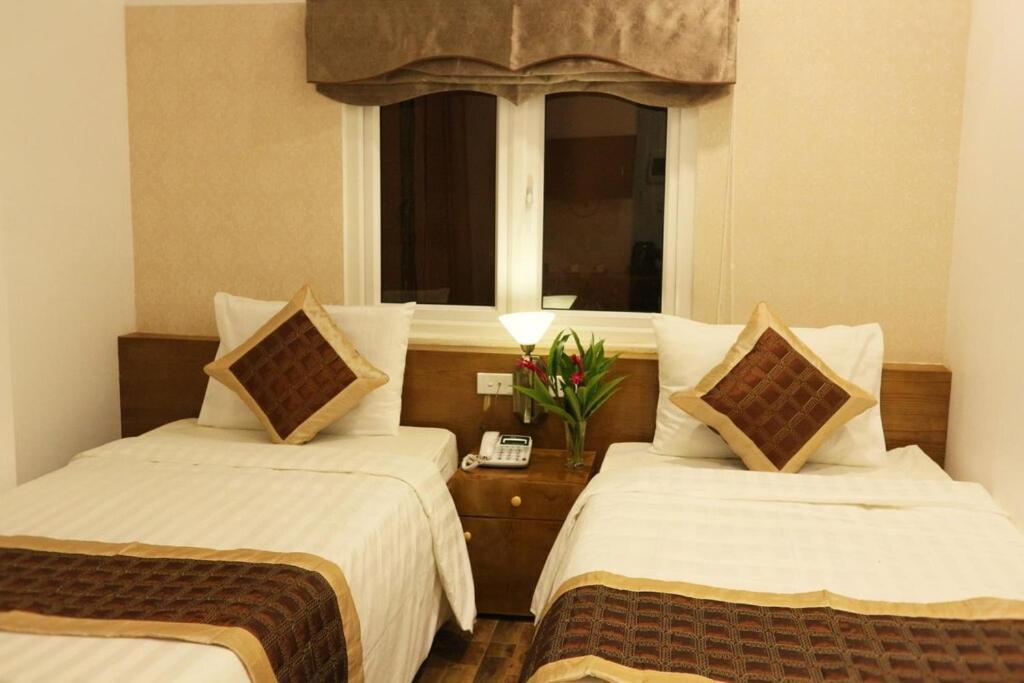 V Central Hotel Vang Vieng Bagian luar foto
