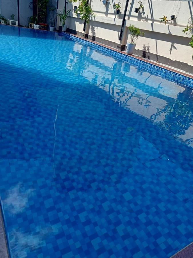 V Central Hotel Vang Vieng Bagian luar foto
